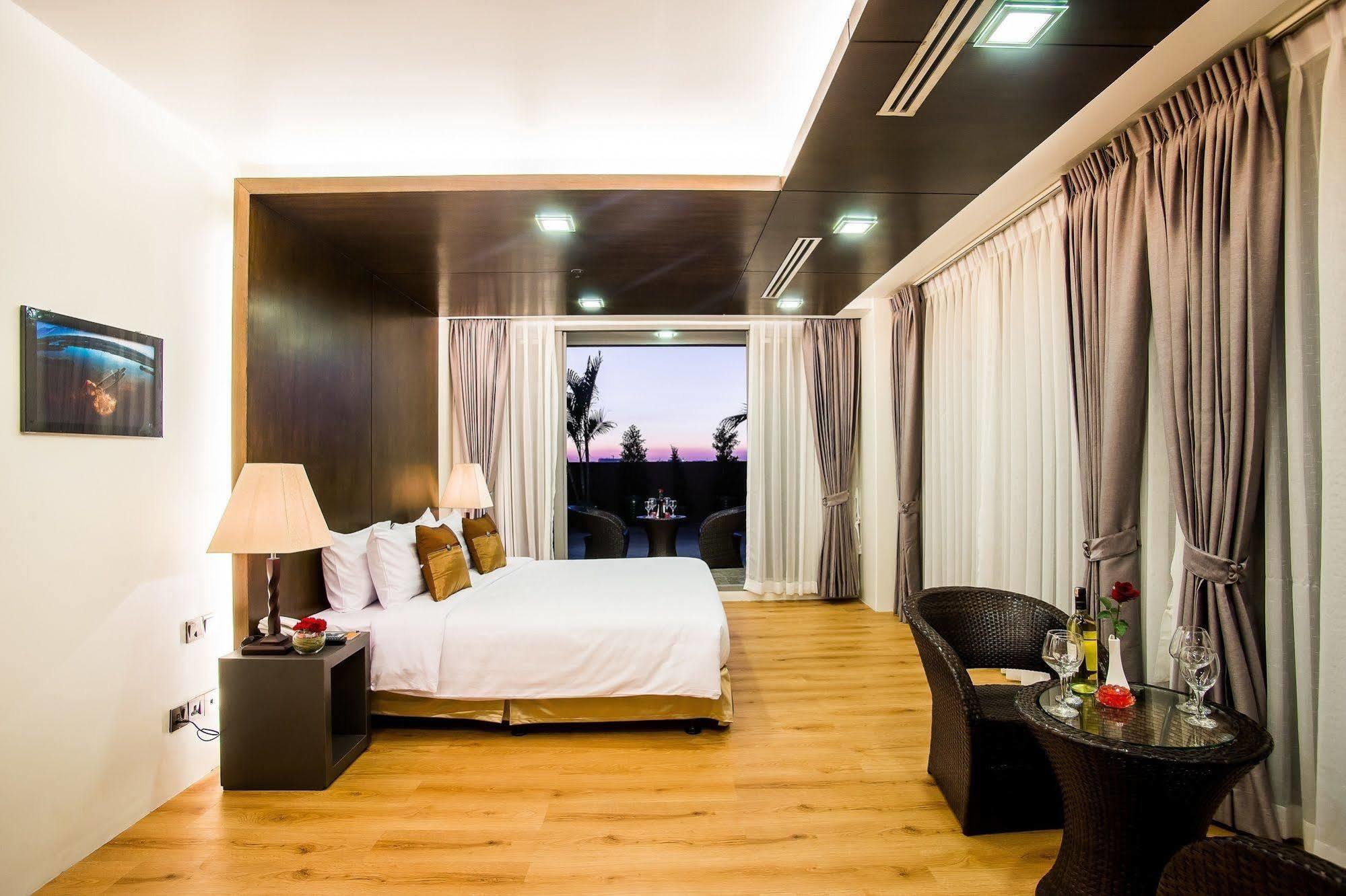 Hotel Tryp By Wyndham Yangon Exterior foto